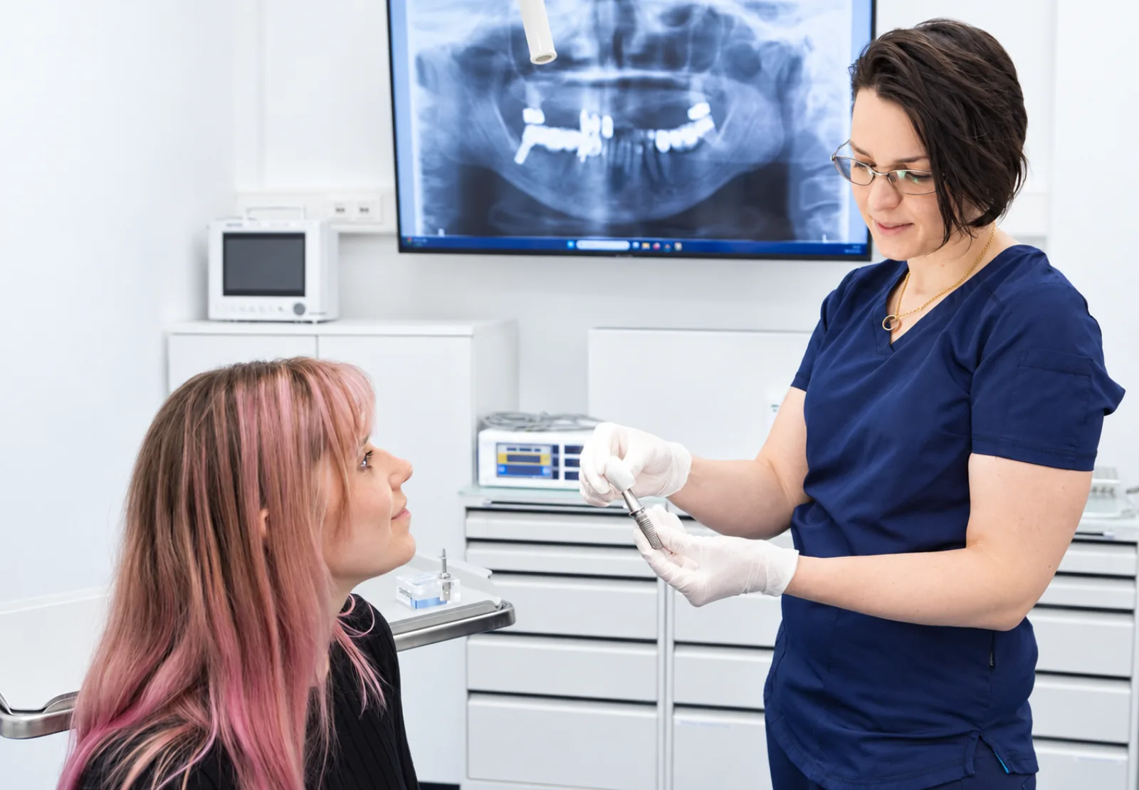 Dr. Marisa Dietz im Gespräch mit einer Patientin